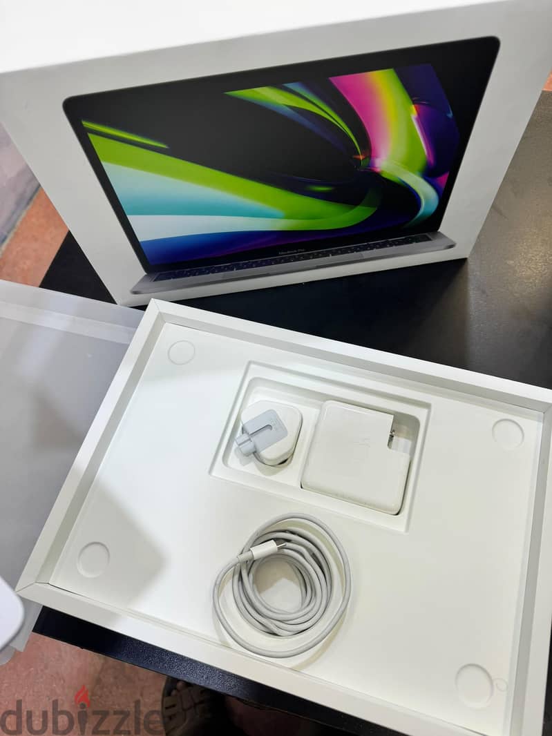 MacBook pro touchbar M2 RAM 8GB storage 256GB 4