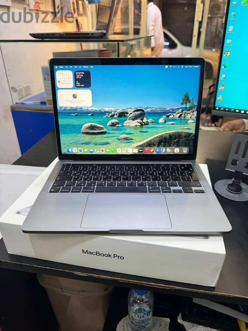 MacBook pro touchbar M2 RAM 8GB storage 256GB 6