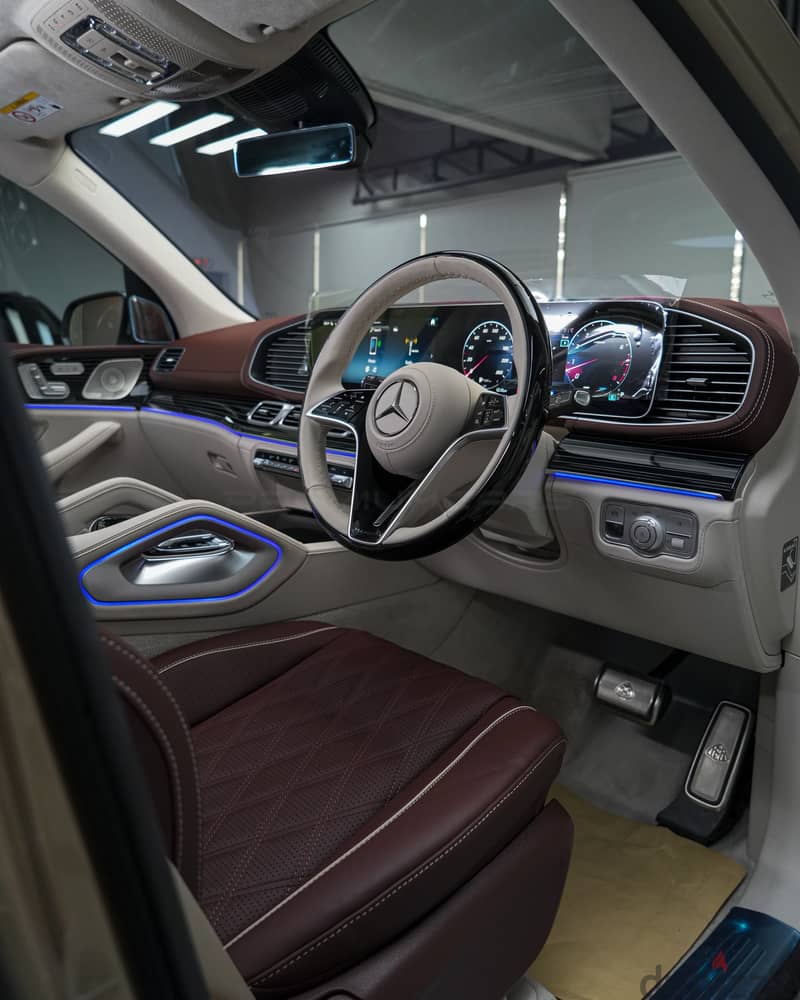 Mercedes-Benz Maybakh 2026 سيارة دفع رباعي فاخرة بنظام 4MATIC 3
