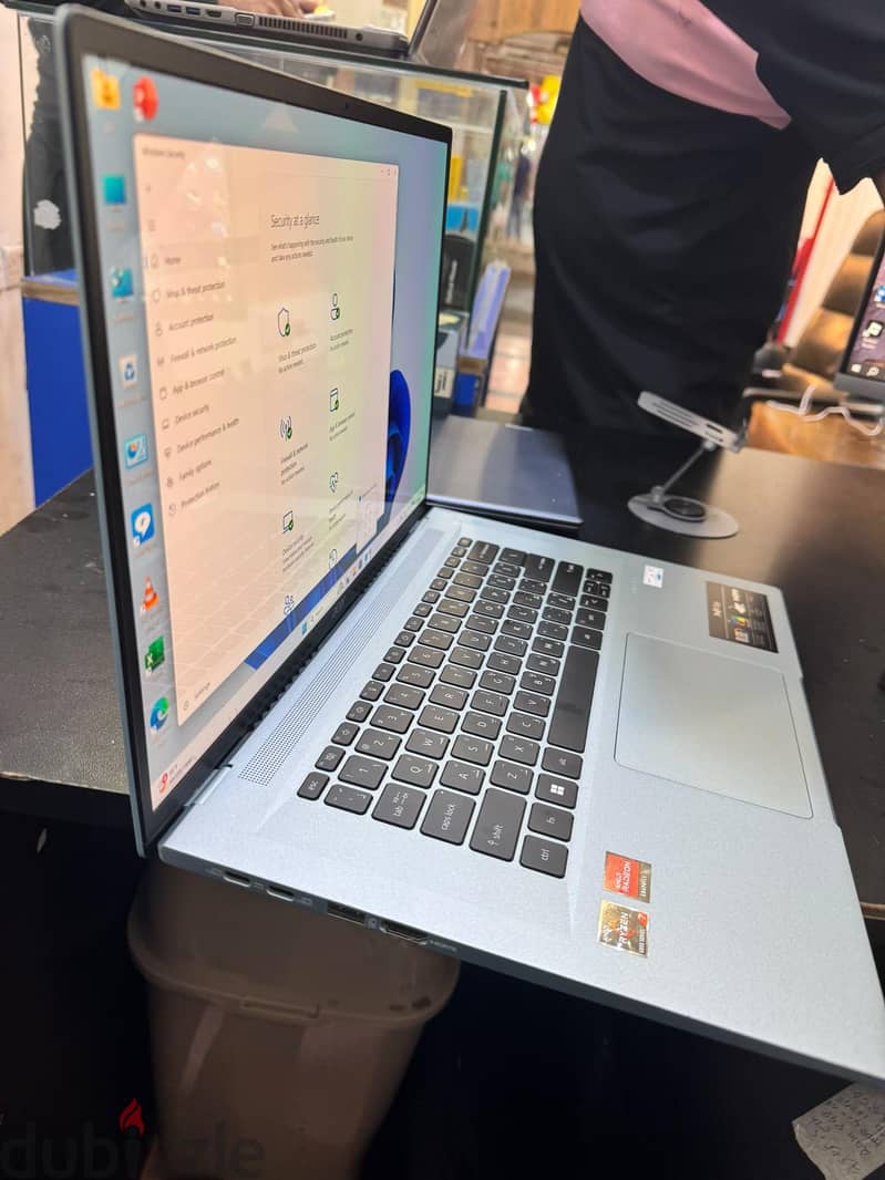 Ram 16GB DDR5 640MT. SSD 512GB. OLED 16Screen 4K window 11 4
