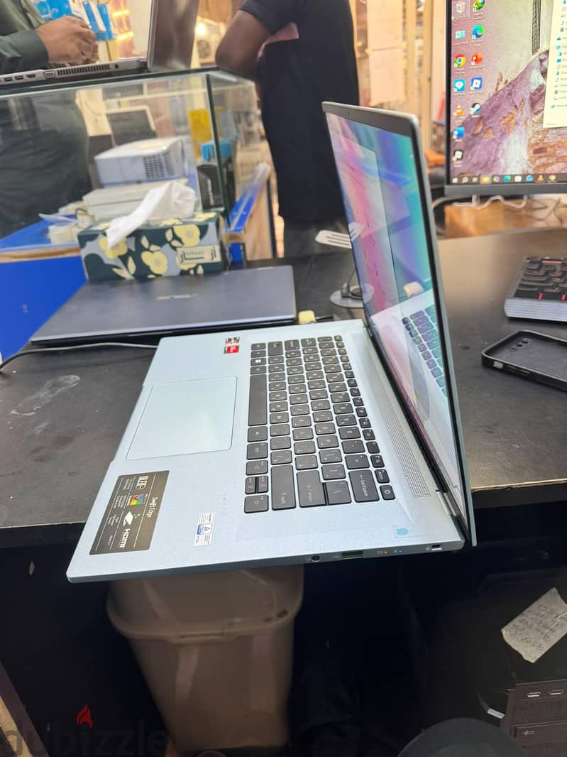 Ram 16GB DDR5 640MT. SSD 512GB. OLED 16Screen 4K window 11 5