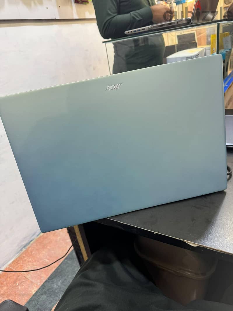 Ram 16GB DDR5 640MT. SSD 512GB. OLED 16Screen 4K window 11 6